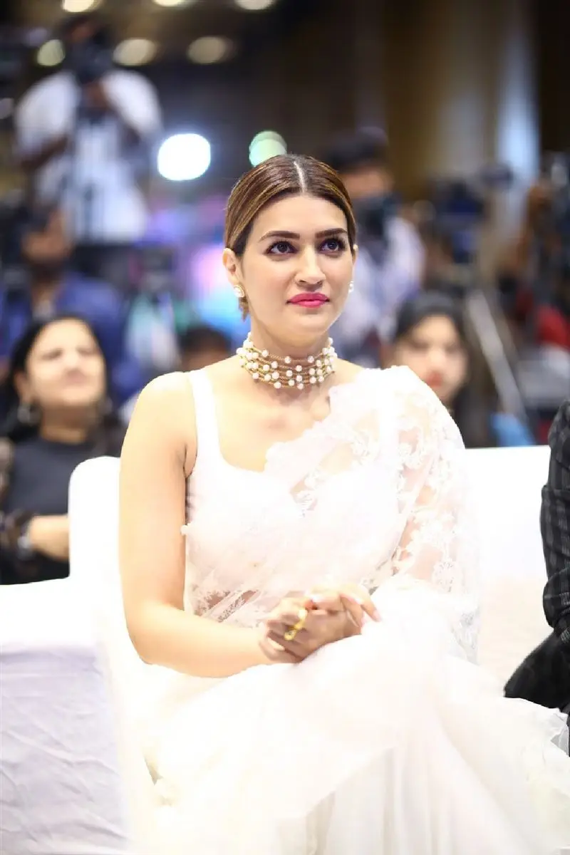 Kriti Sanon Charming Stills In White Saree Sleeveless Blouse